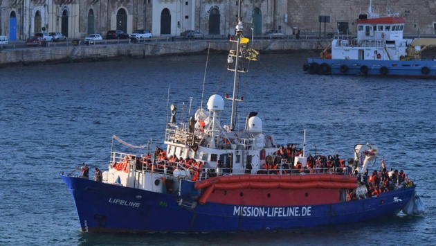 Das Flüchtlings-Rettungsschiff der deutschen Hilfsorganisation „Lifeline“ erreicht den Hafen von Valletta.