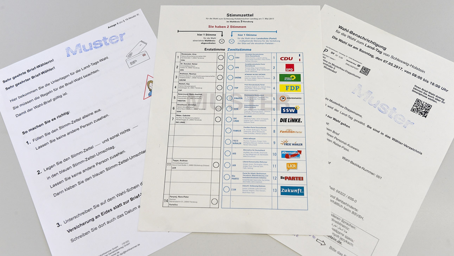 Das Muster eines Anschreibens für Briefwähler, eines Stimmzettels und einer Wahlbenachrichtigung für die Landtagswahl am 7. Mai 2017 liegen auf einem Tisch.