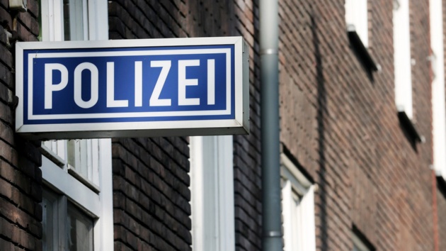 Ein Polizei-Schild hängt an einem Polizeipräsidium.