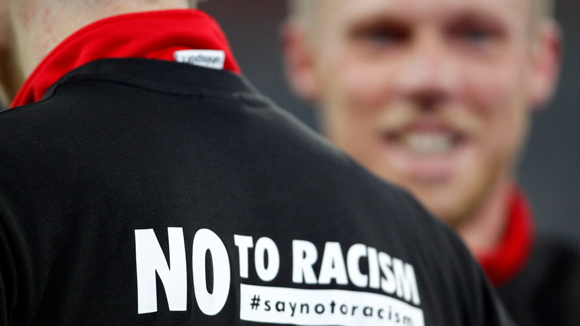 "No to Racism" ("Nein zu Rassismus") steht auf dem Aufwärmtrikot eines Düsseldorfer Spielers vor einem Zweitligaspiel.