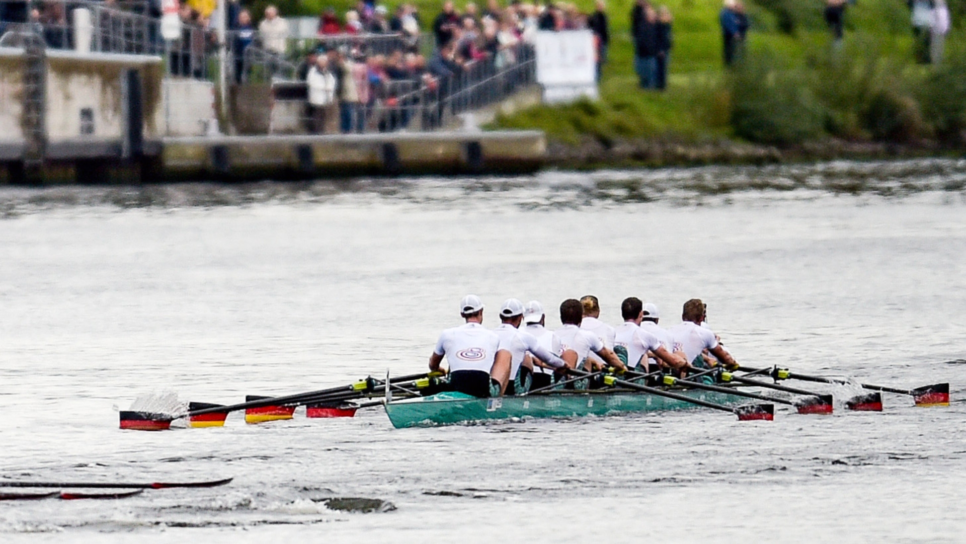 Das Team des Deutschland-Achters auf den Nord-Ostsee-Kanal bei dem jährlichen Marathon der Achter mehrerer Nationen. 