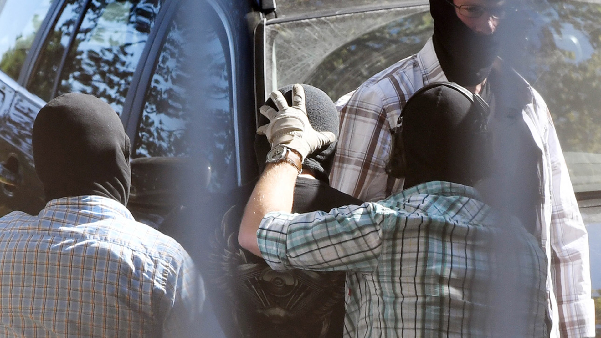 Ein Terrorverdächtiger, der bei einer Razzia in Norddeutschland festgenommen wurde, wird dem Ermittlungsrichter am BGH vorgeführt.