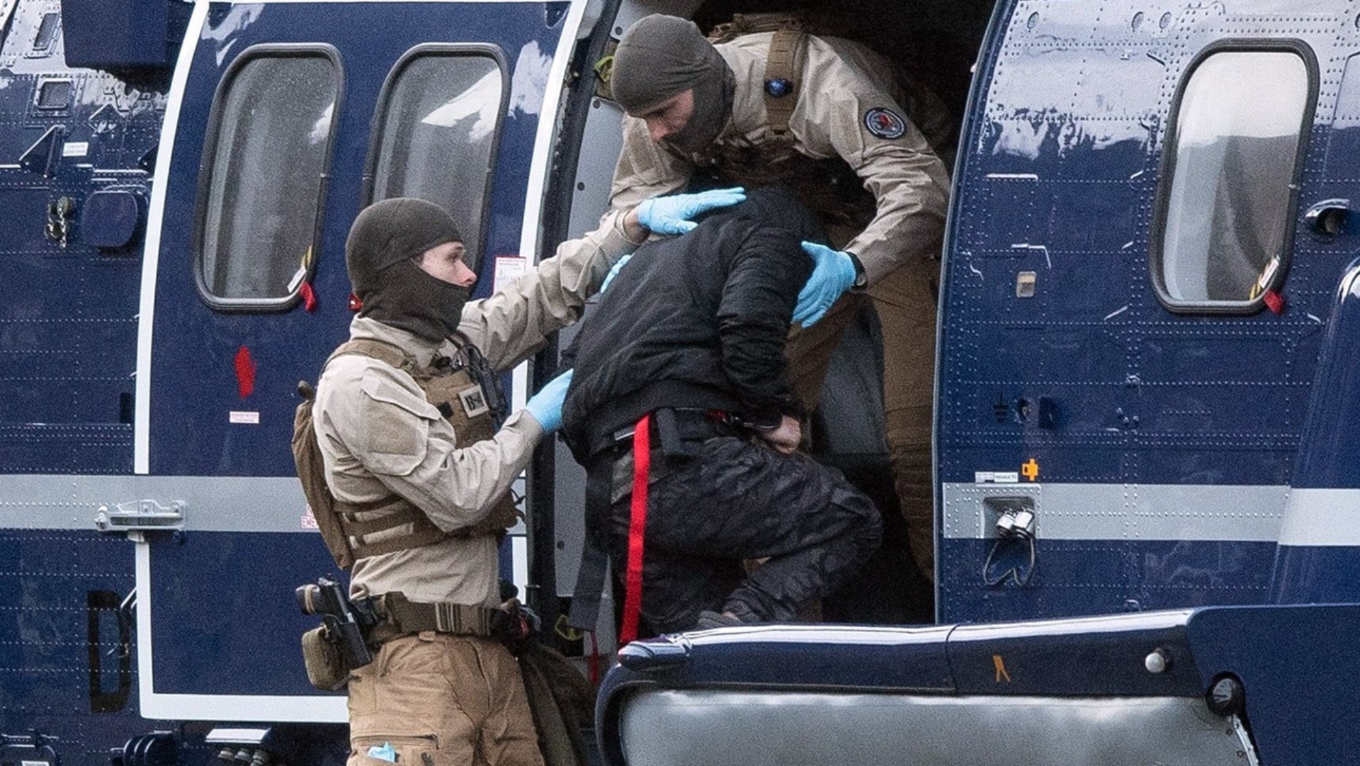 Beamte der Bundespolizei führen einen mutmaßlichen Terrorverdächtigen aus einem Helikopter.