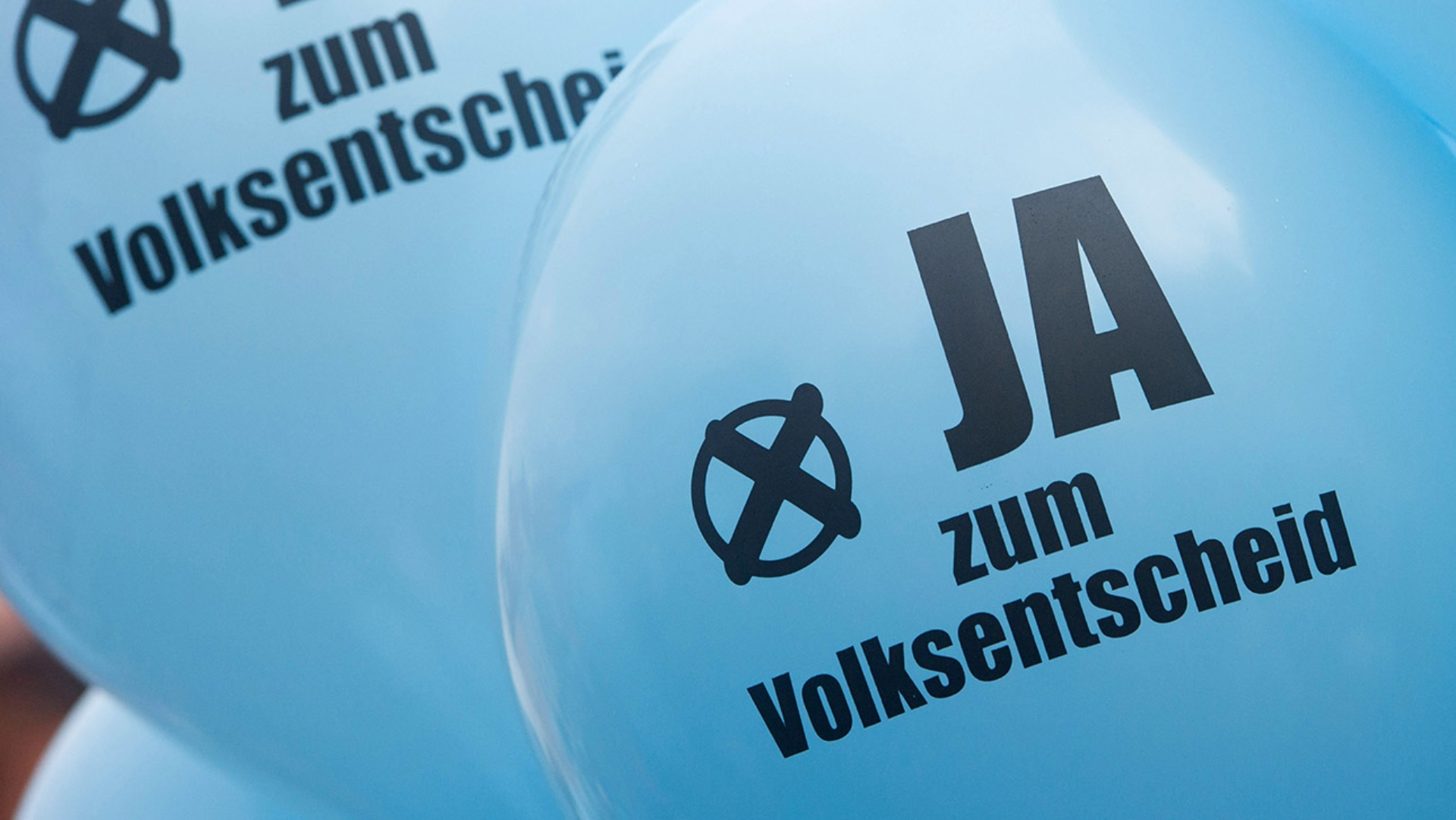 Luftballon-Reklame für einen Volksentscheid