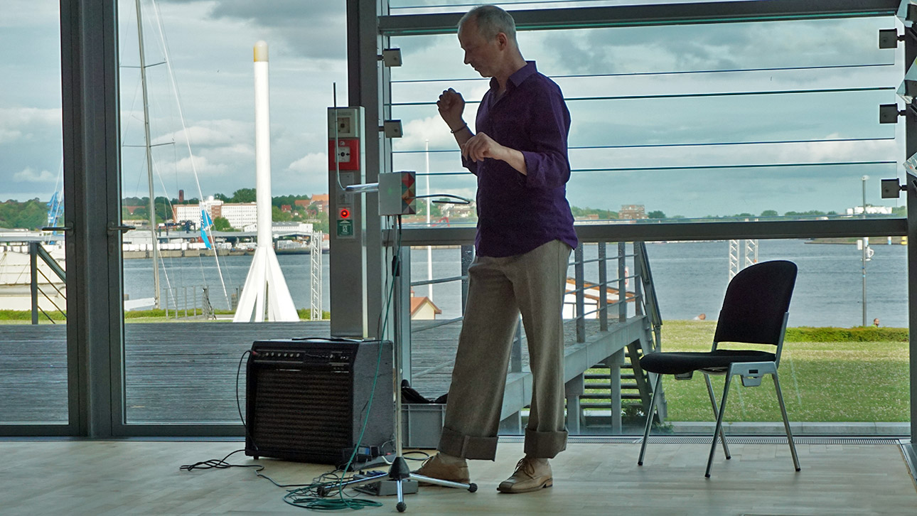 Eröffnung Comic-Ausstellung Musiker Dominik Bednarz Theremin 