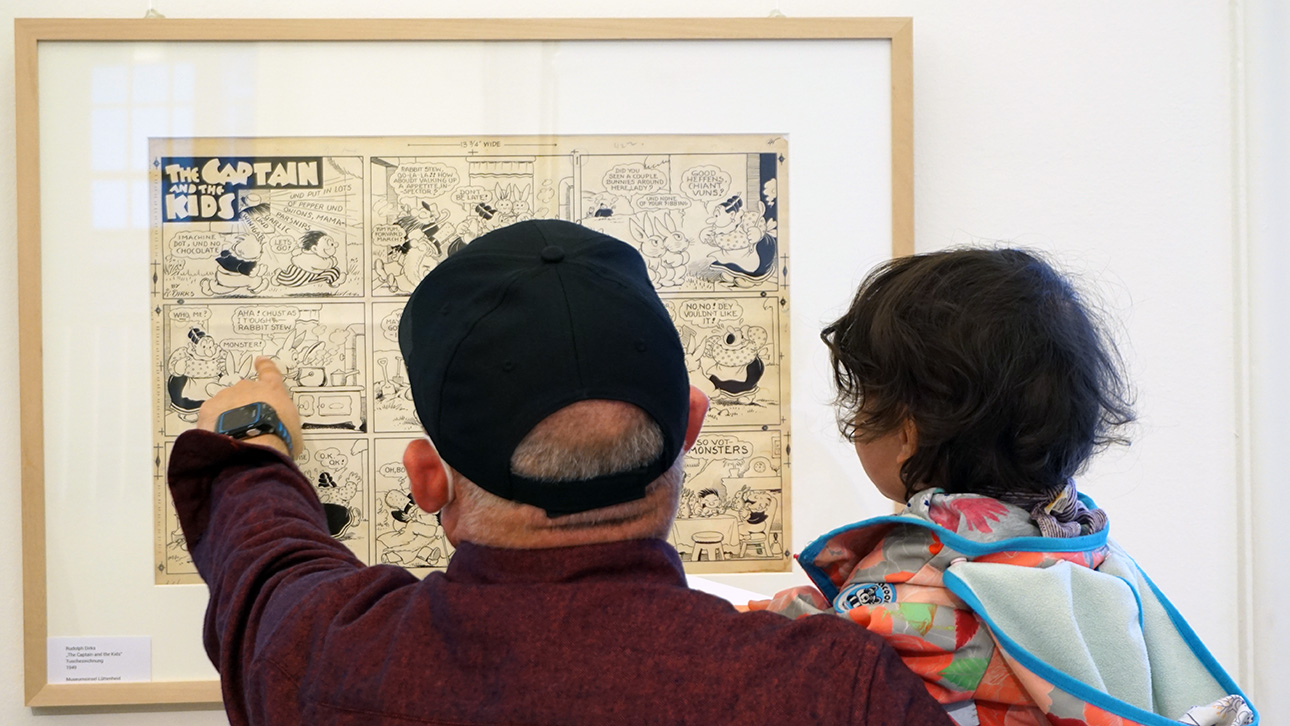 Eröffnung Comic-Ausstellung Mann mit Kind 