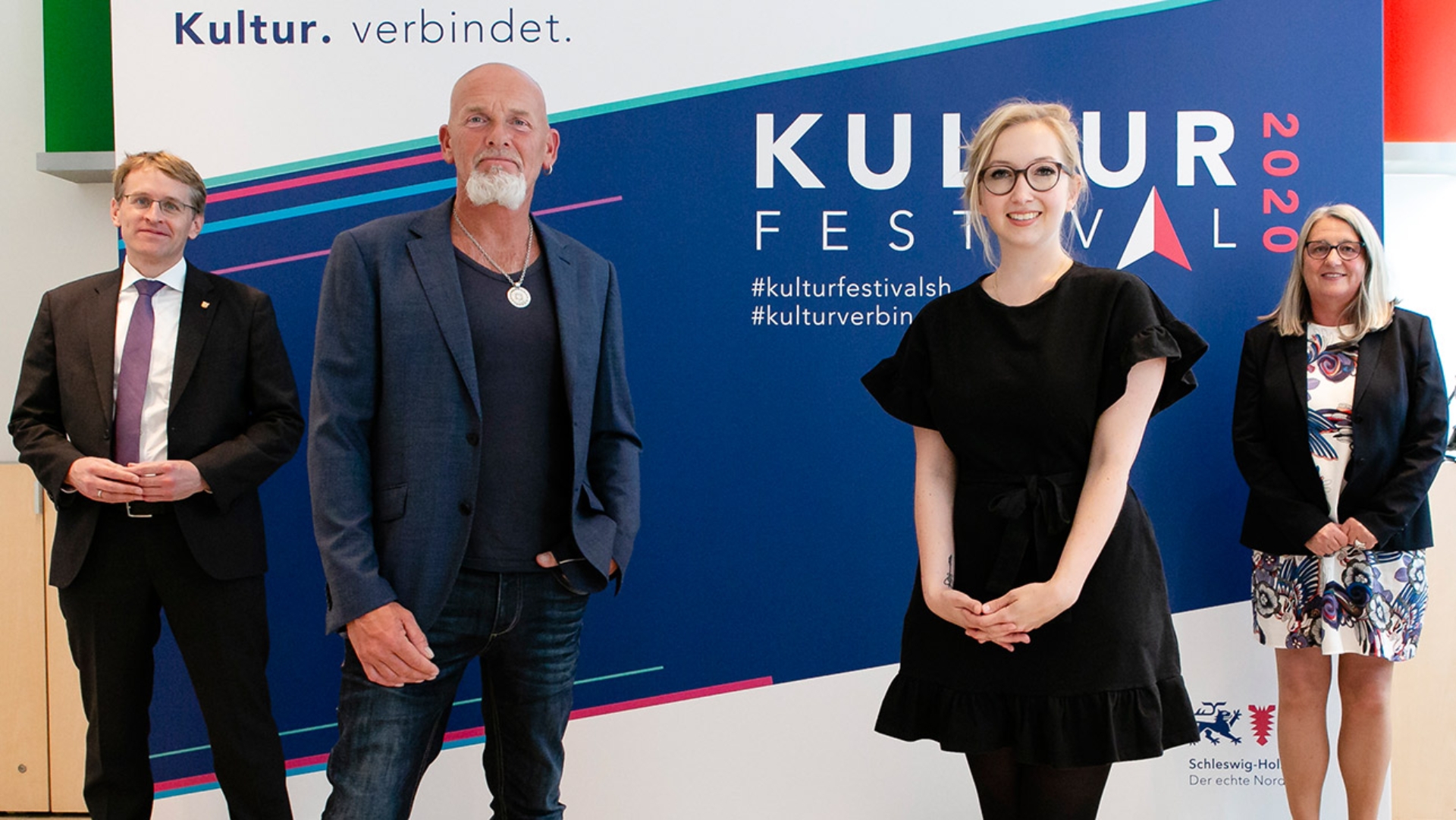 Der schleswig-holsteinische Ministerpräsident Daniel Günther (CDU, l-r), der Sänger Björn Both von der Band "Santiano", die Sängerin "Miu" und Dorit Stenke (CDU, Staatssekretärin im schleswig-holsteinischen Kultusministerium stehen für ein Gruppenfoto zusammen.