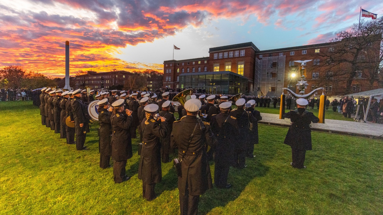 Bilder der Vereidigung von Marinesoldatinnen und Marinesoldaten vor dem Landtag_6