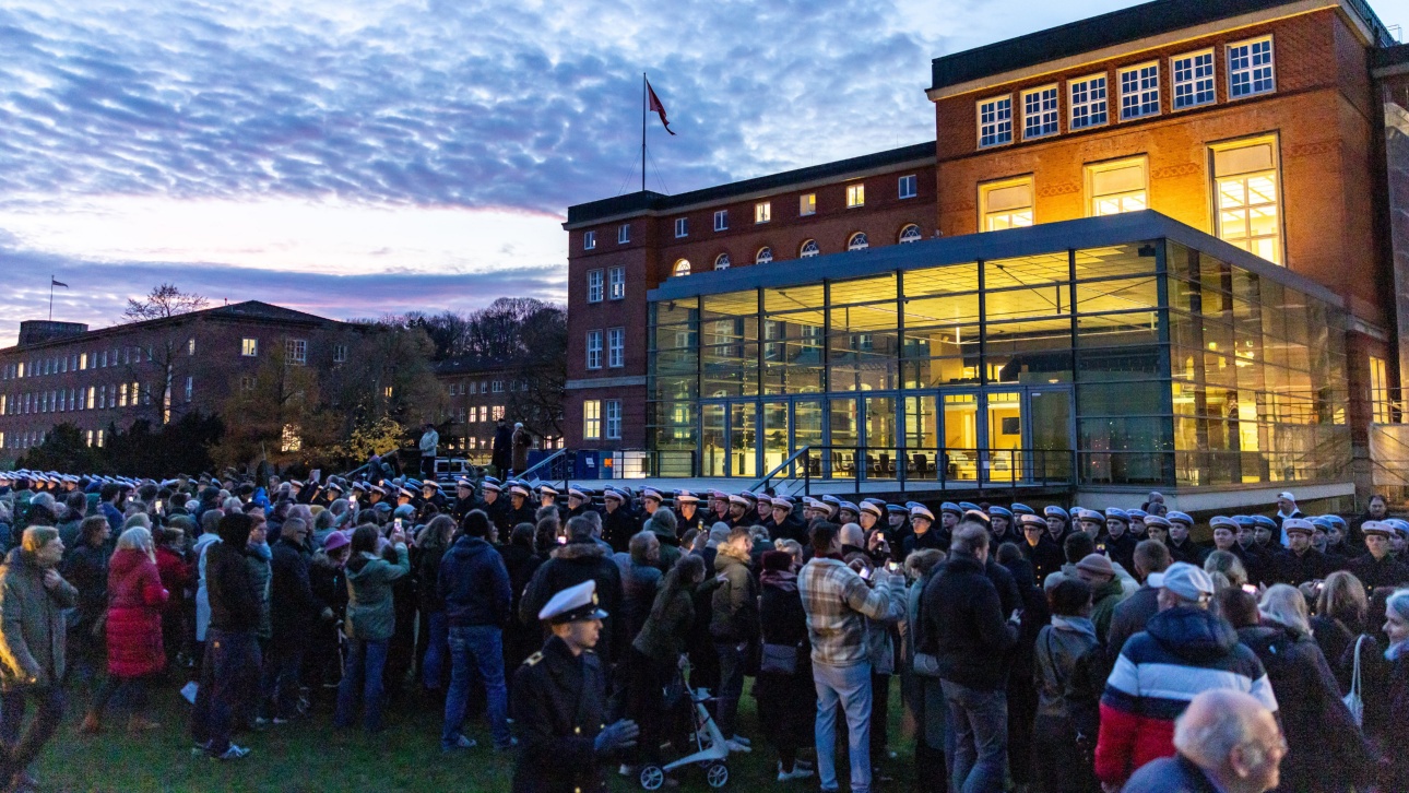 Bilder der Vereidigung von Marinesoldatinnen und Marinesoldaten vor dem Landtag_8