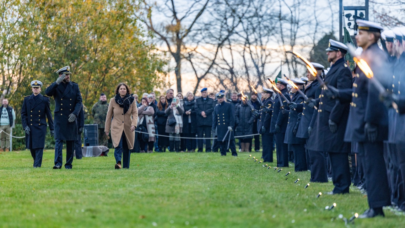 Bilder der Vereidigung von Marinesoldatinnen und Marinesoldaten vor dem Landtag_1