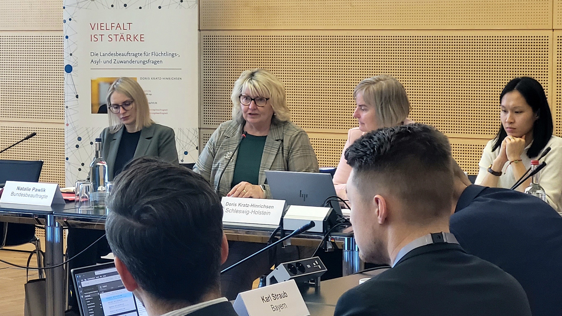 Landtagsvizepräsidentin Beate Raudies spricht ein Grußwort auf der Herbstkonferenz der Integrations- und Migrationsbeauftragten