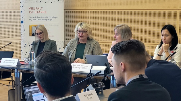 Landtagsvizepräsidentin Beate Raudies spricht ein Grußwort auf der Herbstkonferenz der Integrations- und Migrationsbeauftragten