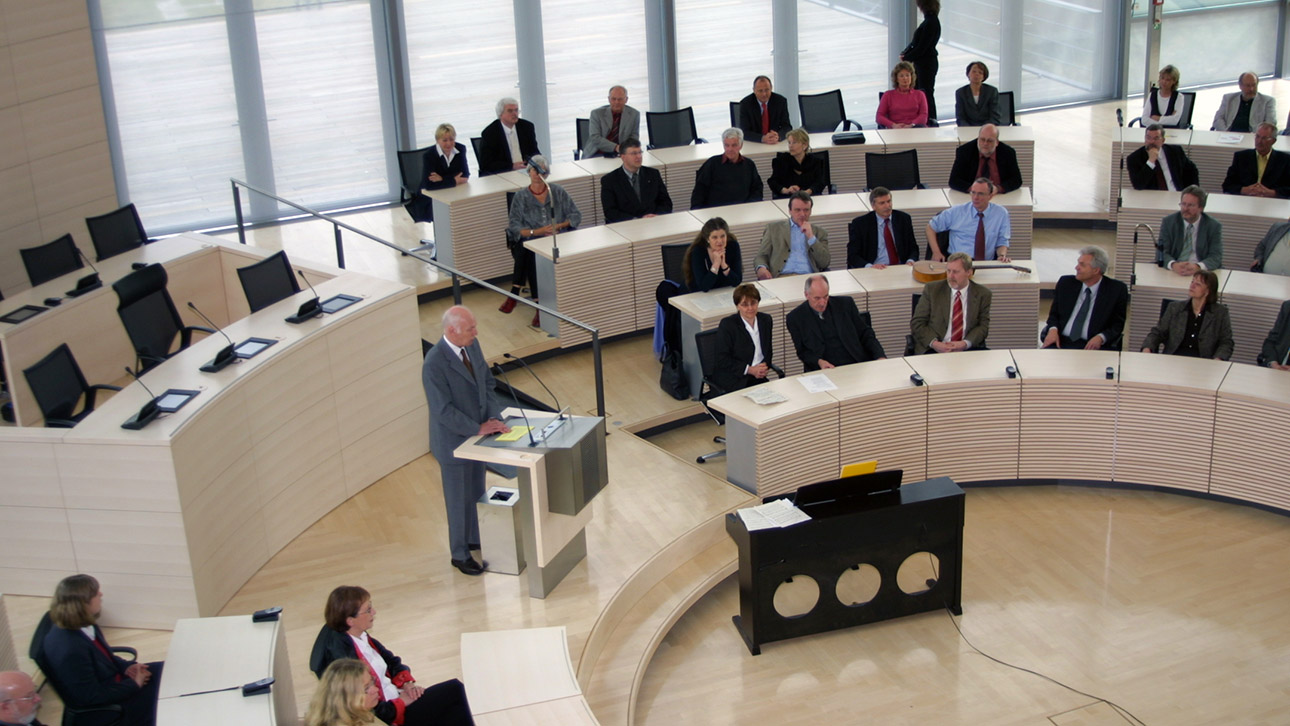 Der neue Plenarsaal wird eingeweiht. 