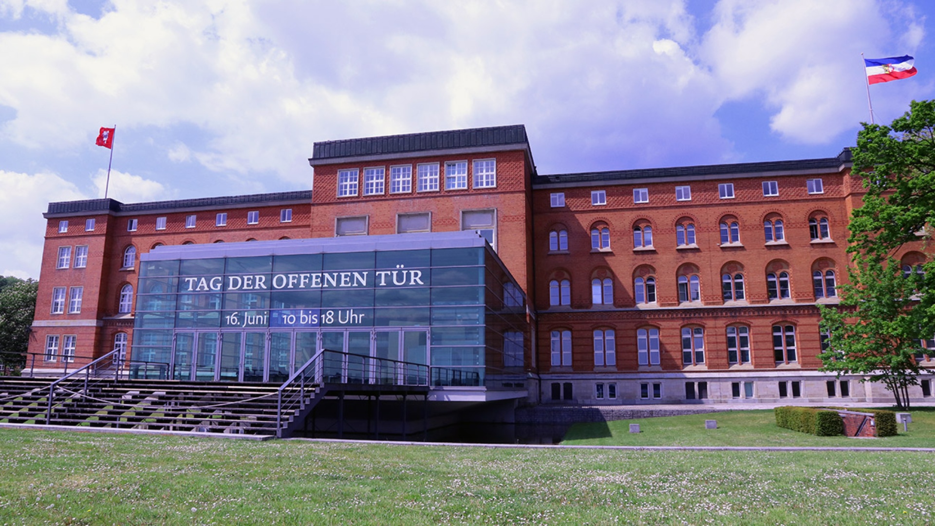 Blick auf den Plenarsaal mit der Aufschrift „Tag der offenen Tür“