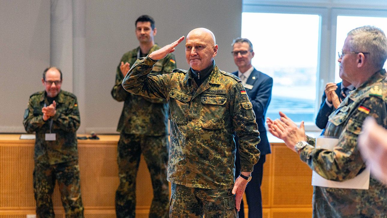 Der in den Ruhestand scheidende Oberst Axel Schneider salutiert im Schleswig-Holstein-Saal des Landtages