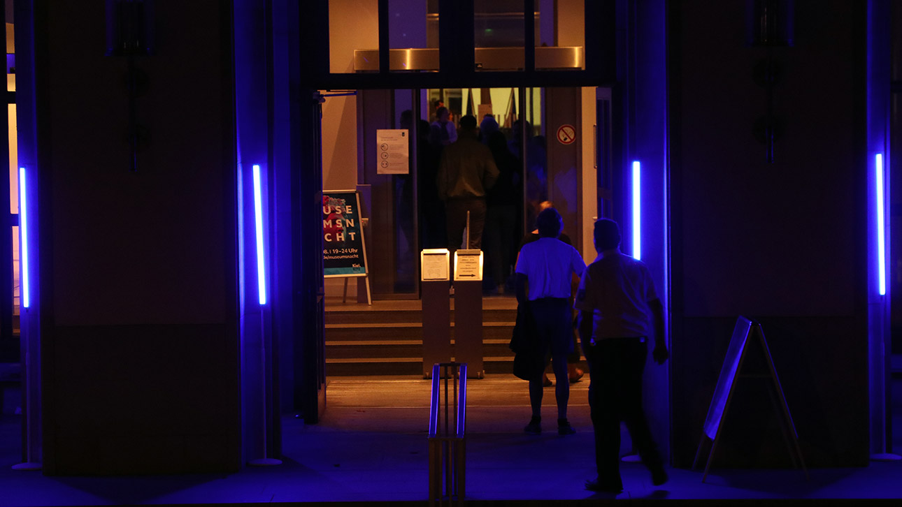 Der Landtag ist in violette Farben gehüllt.
