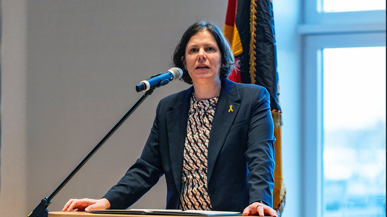 Landtagspräsidentin Kristina Herbst hebt Oberst Schneiders Verdienste hervor: „Ich denke, ich kann mit Recht sagen, dass in der Zeit die wichtige Aufgabe der zivil-militärischen Zusammenarbeit entscheidend vorangebracht worden ist.“