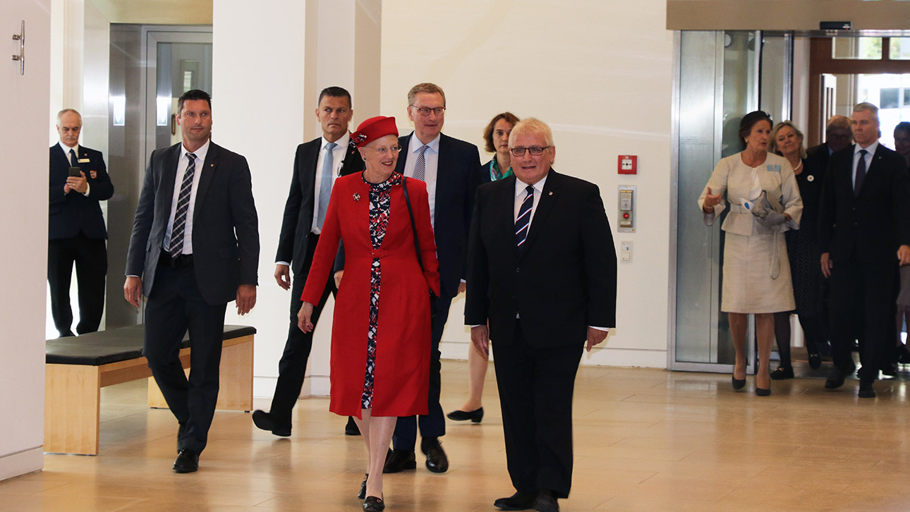 Königin Margrethe II. von Dänemark und Landtagspräsident Klaus Schlie durchschreiten die Eingangshalle des Landtages 