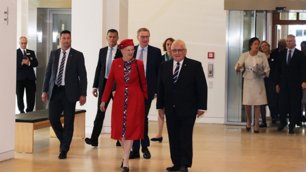 Landtagspräsident Klaus Schlie empfängt die dänische Königin.