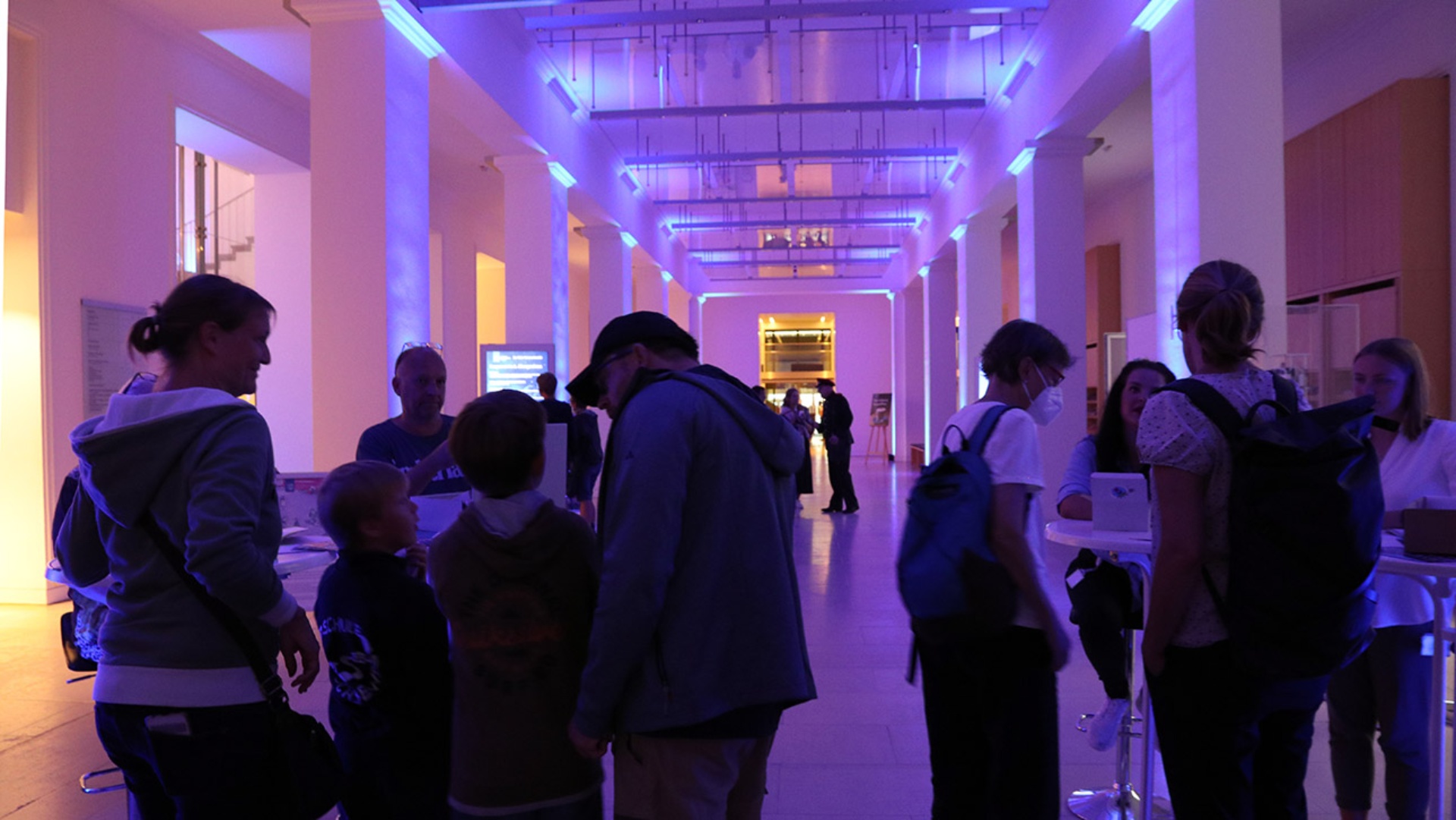 Die Eingangshalle des Landtages wird farbig bestrahlt.