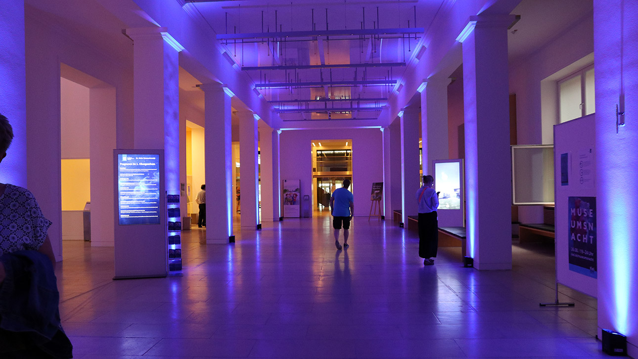 In violettes Licht gehüllt präsentiert sich die Eingangshalle 