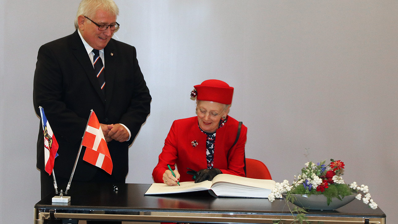 Königin Margrethe II. von Dänemark trägt sich in das Gästebuch des Landtages ein