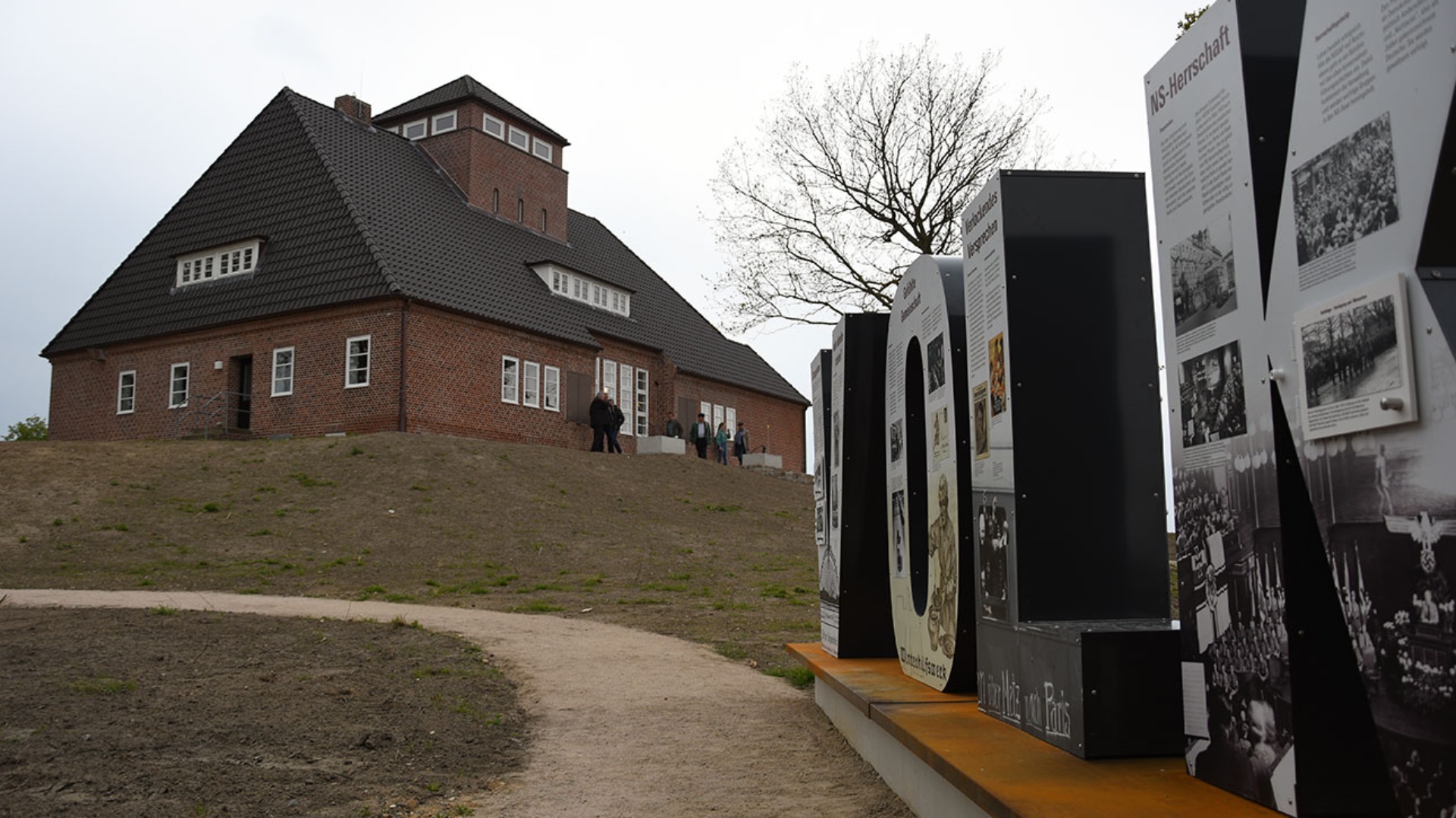 mannshohe Buchstaben der Ausstellung stehen vor der Neulandhalle Dieksanderkoog