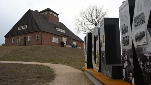 mannshohe Buchstaben der Ausstellung stehen vor der Neulandhalle Dieksanderkoog