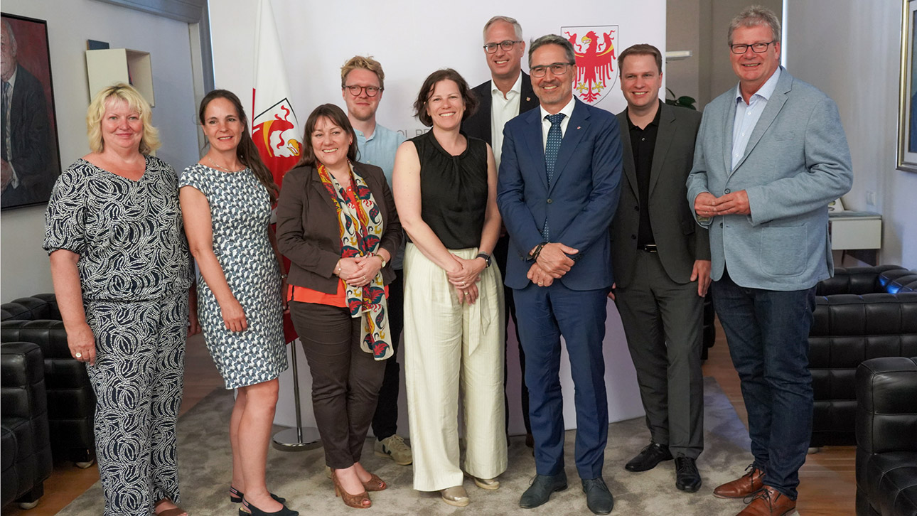 Gruppenfoto des Ältestenrates mit dem  Landeshauptmann von Südtirol, Dr. Arno Kompatscher
