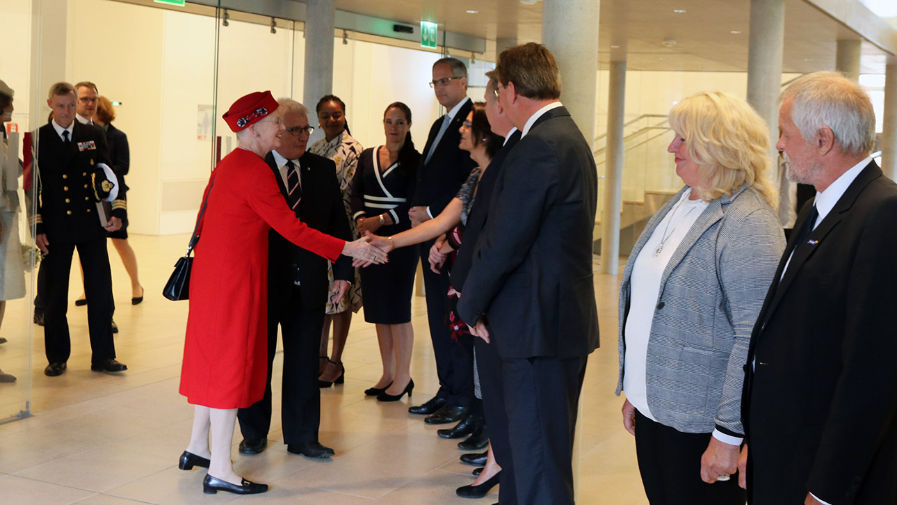 Königin Margrethe II. von Dänemark begrüßt die Mitglieder des Ältestenrates