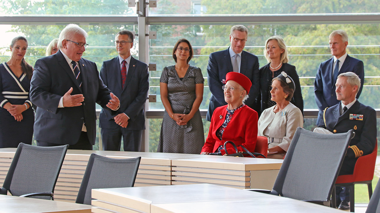 Landtagspräsident Klaus Schlie präsentiert der Königin den Plenarsaal des Landtags