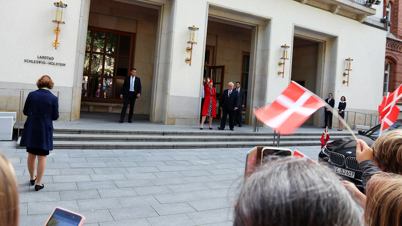 Königin Margrethe II. von Dänemark und Landtagspräsident Klaus Schlie präsentieren sich den Schaulustigen