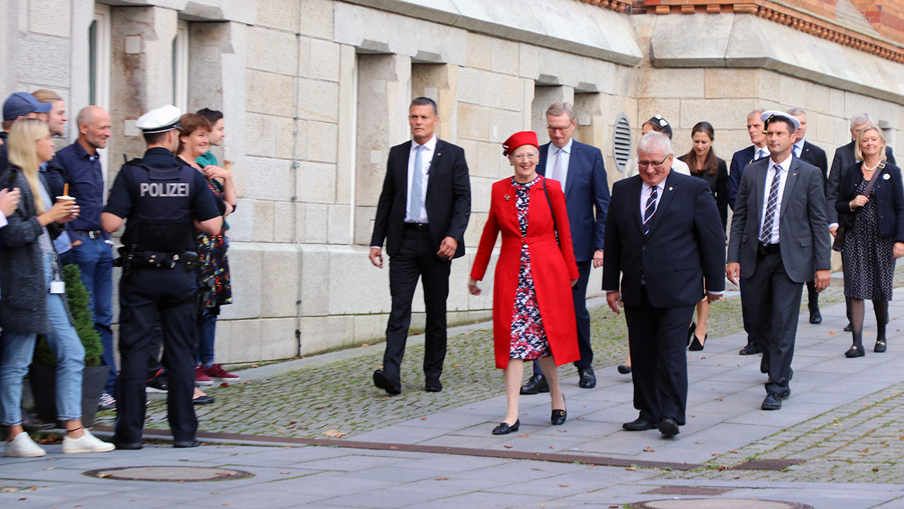 Königin Margrethe II. von Dänemark und Landtagspräsident Klaus Schlie auf dem Weg zum Haus B