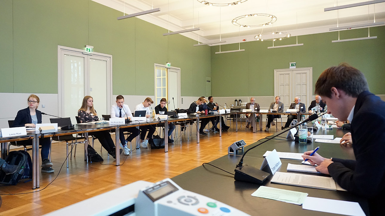 Jugendliche im Konferenzsaal