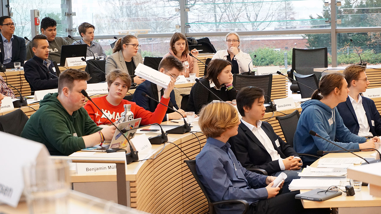 Jugendliche debattieren im Plenarsaal
