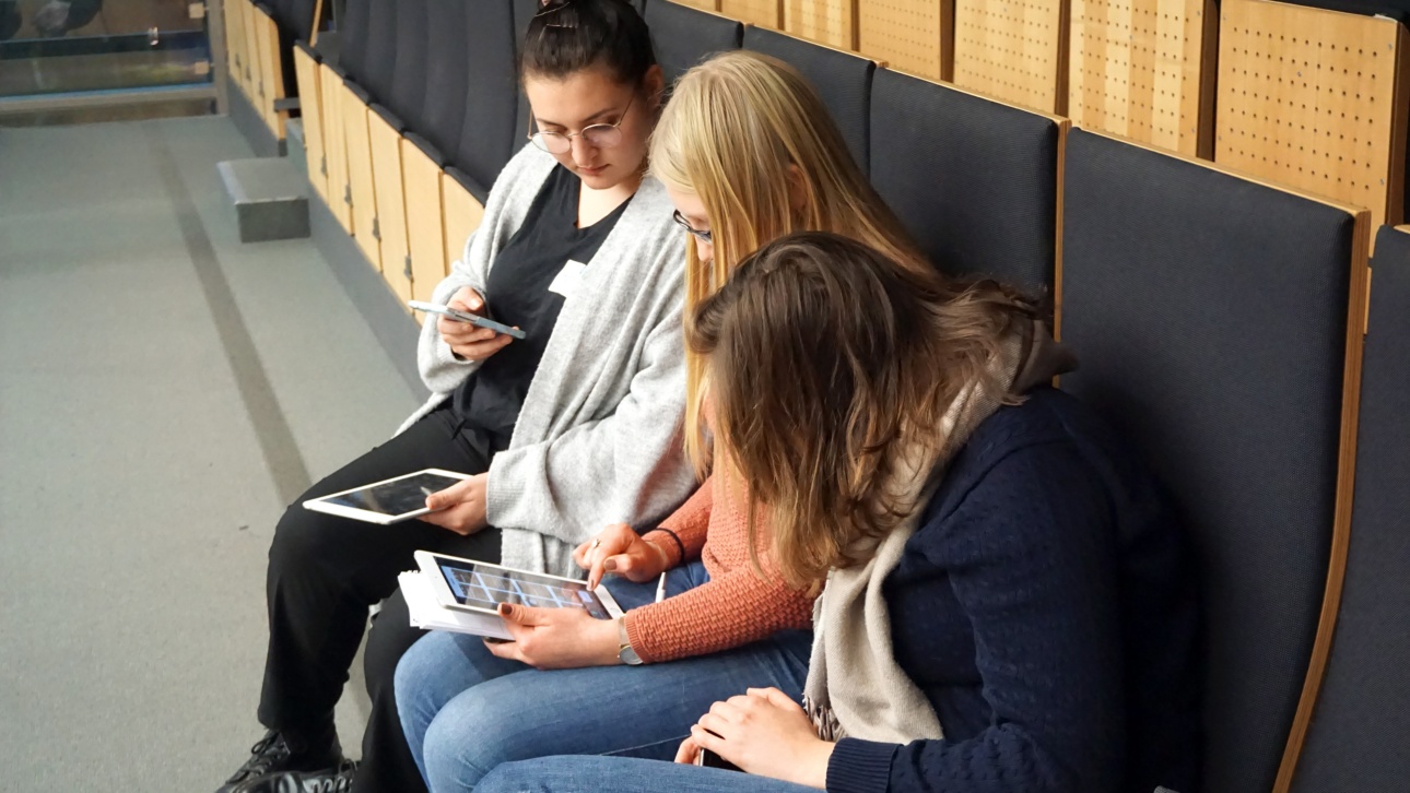 Jugendliche arbeiten an iPads