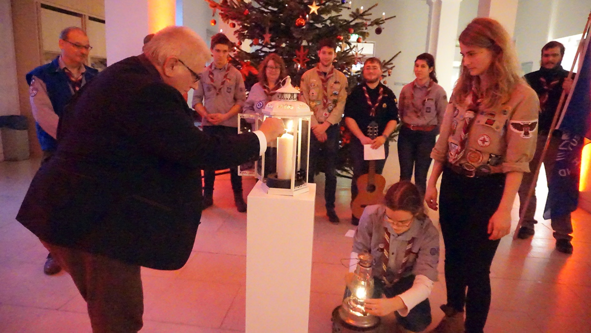 Landtagspräsident Klaus Schlie entzündet das Friedenslicht.