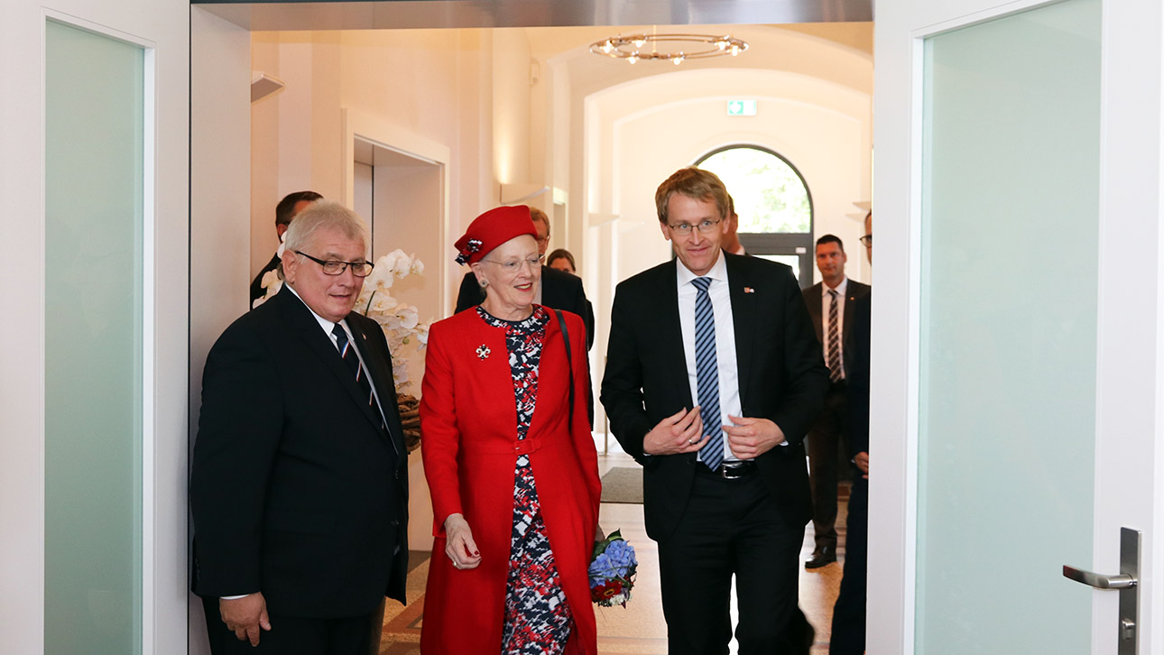 Königin Margrethe II. von Dänemark in Begleitung von Landtagspräsident Klaus Schlie (li.) und Ministerpräsident Daniel Günther (CDU)