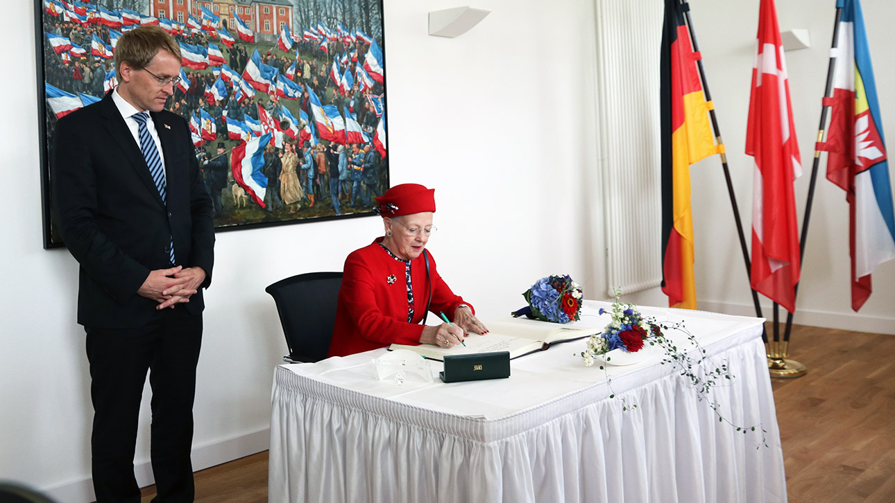 Königin Margrethe II. von Dänemark trägt sich in das Gästebuch der Landesregierung ein