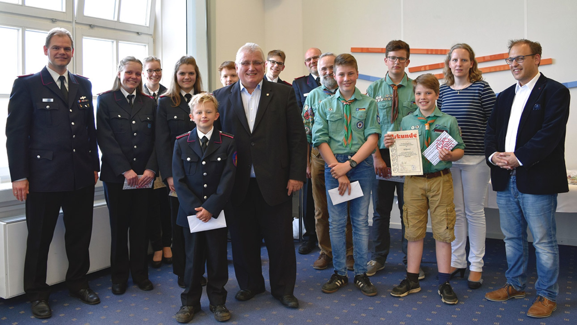 Spendensammler mit Landtagspräsident Schlie