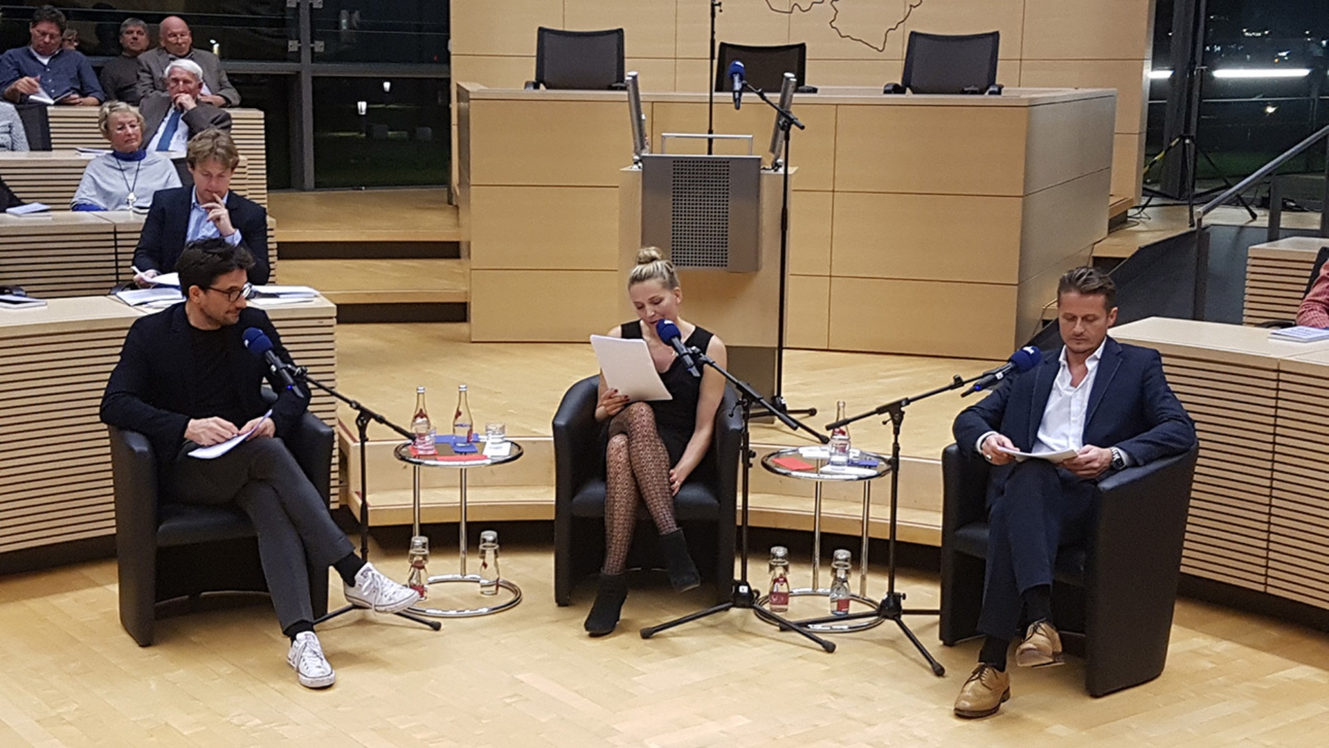 Schauspieler lesen im Plenarsaal Texte von Theodor Storm und Theodor Mommsen.