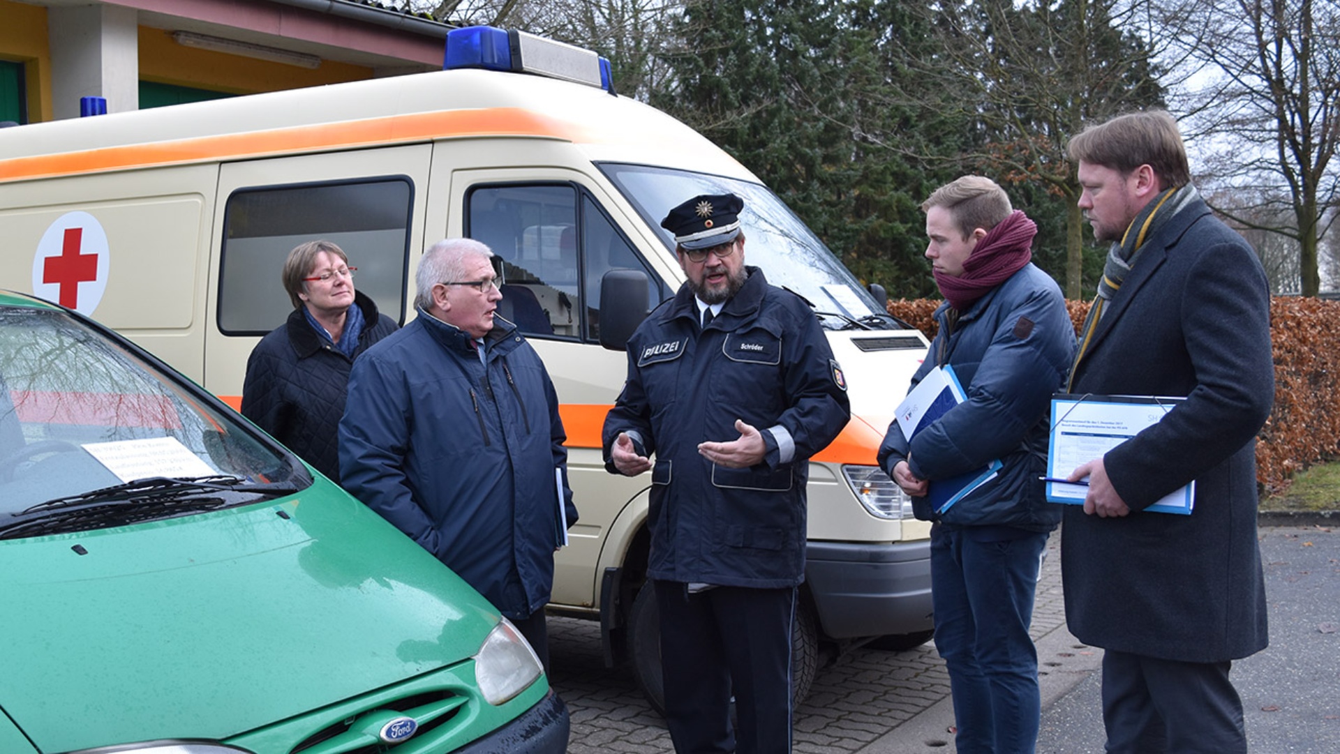 Das Landtagspräsidium im Gespräch mit einem Polizisten an der Polizeischule Eutin.