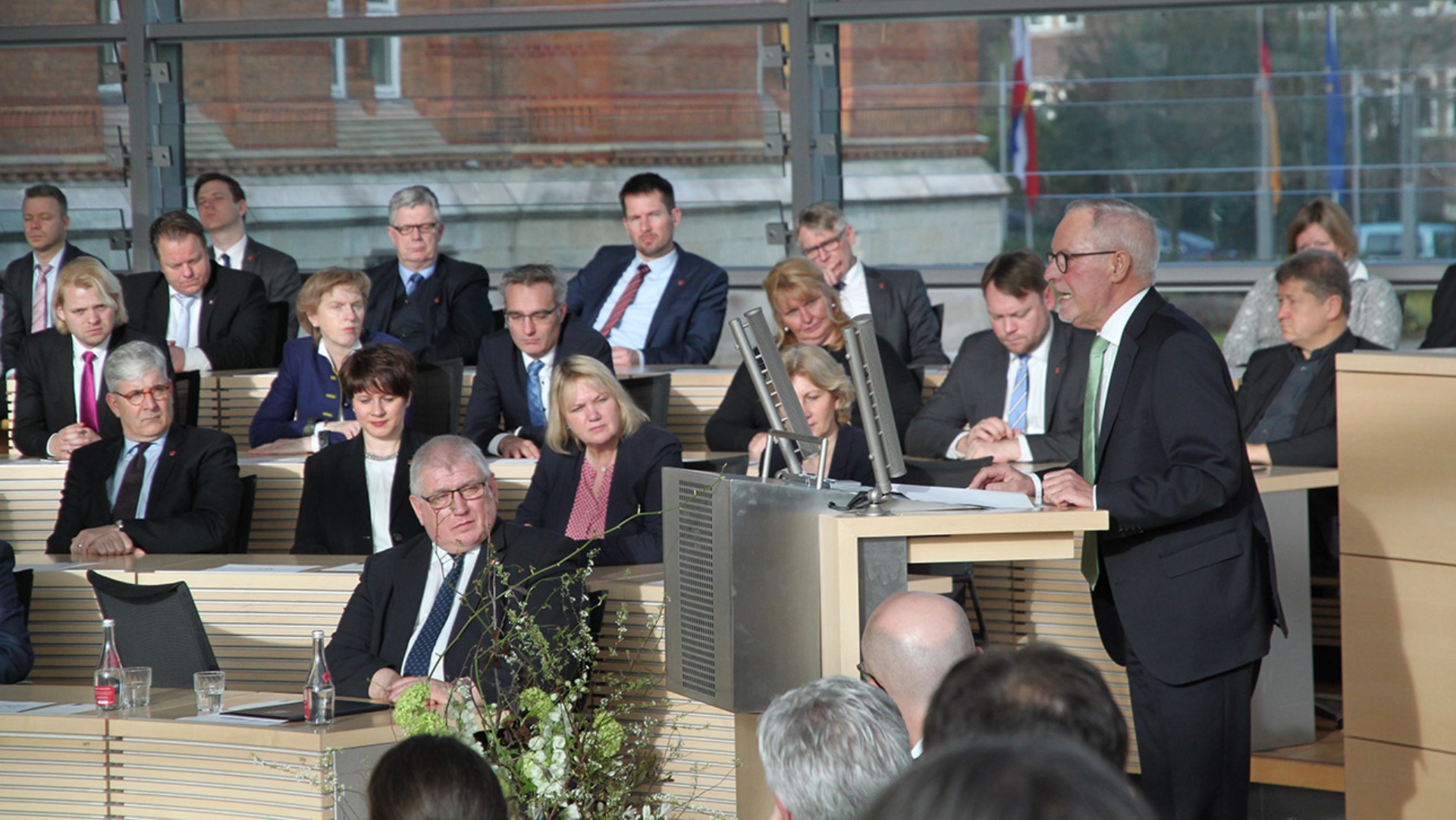 Der Jurist Klaus-Detlev Godau-Schüttke redet im Plenarsaal über den Lebensweg des NS-Verfolgten Rudolf Katz.