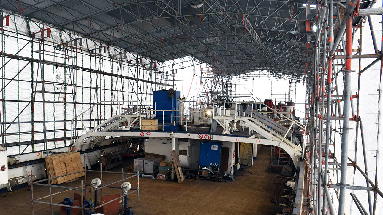 Im Inneren des Gerüsts mit Blick auf eine große Baustelle