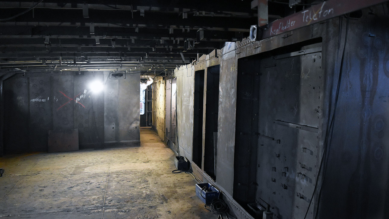 Ein Raum unter Deck mit Stahl ausgekleidet