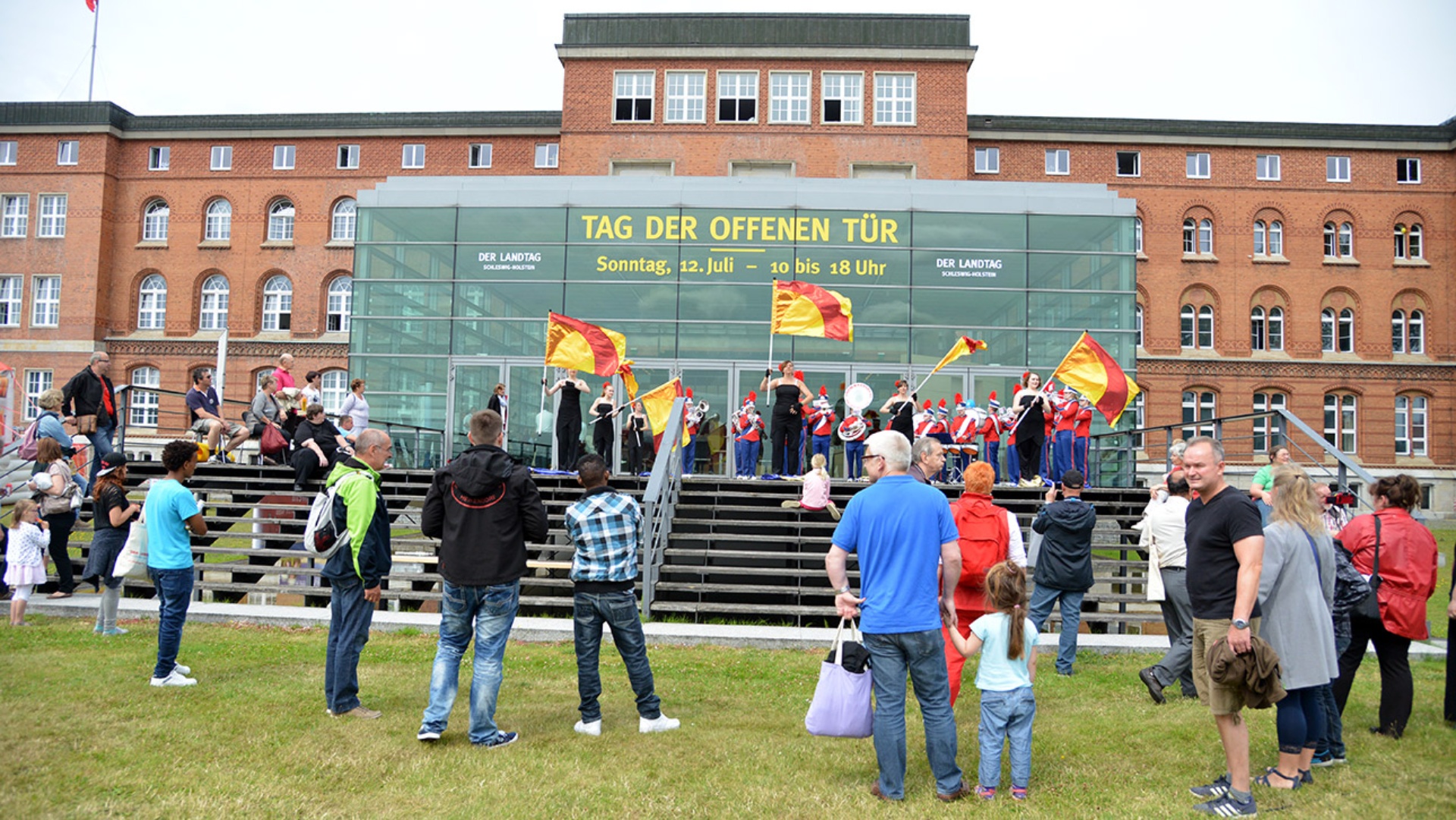 Menschen stehen vor dem gläsernen Plenarsaal des Landtages am Tag der offenen Tür 2015.