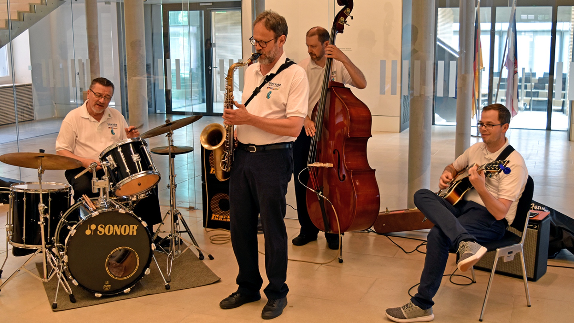 Vier Musiker spielen auf Instrumenten vor dem Plenarsaal.