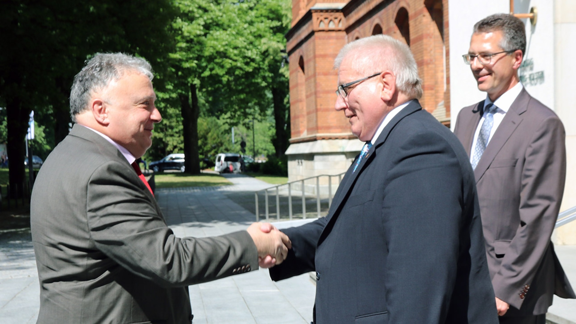 Landtagspräsident begrüßt den israelischen Botschafter Jeremy Issacharoff mit einem Händeschütteln vor dem Landeshaus.