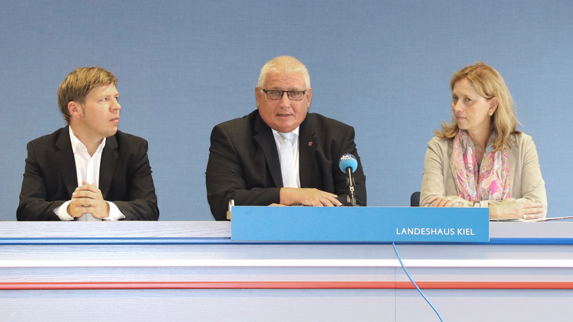 Der Landesbeauftragte für politische Bildung Christian Meyer-Heidemann, Landtags­präsident Klaus Schlie und Bildungsministerin Karin Prien (CDU) bei der Pressekonferenz im Landeshaus