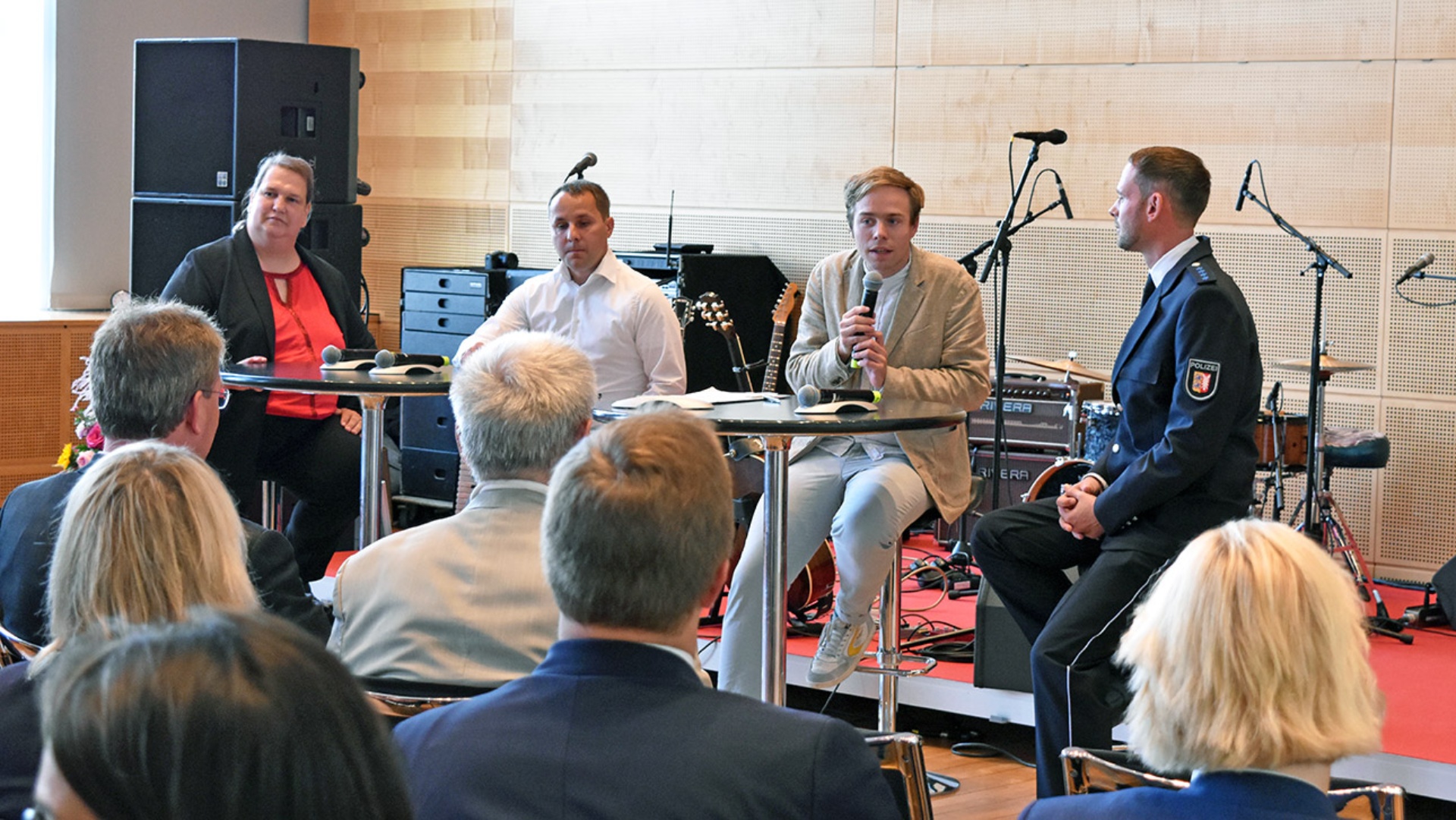 Landtagsvizepräsident Rasmus Andresen spricht im Schleswig-Holstein-Saal des Landtages mit ...